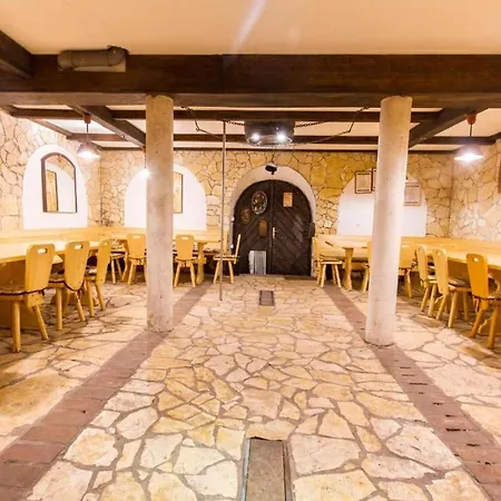 Rustic Charm With Sauna - Five Bedroom With Sauna בית נופש